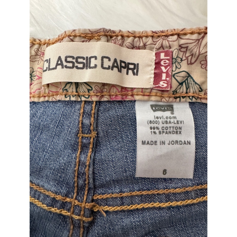 Levis Classic Capri Medium Wash Blue Denim Jeans Side Slit Womens Size 6‎ - Picture 6 of 8